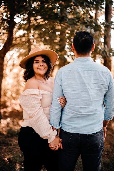 Couple Poses Anniversary, Posing For Bigger Couples, Couple Poses To Hide Double Chin, Married Couple Poses Photography, Large Couple Poses, Poses For Bigger Couples Picture Ideas, Wedding Poses For Plus Size Couples, Engagement Picture Poses Plus Size, Large Couple Engagement Photos