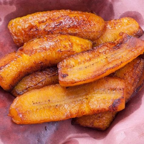 Deliciosa Banana da Terra Frita: Um Sabor Tropical em Minutos! Aruba Food, Honduras Food, Coconut Bread Recipe, How To Cook Plantains, Banana Frita, Honduran Recipes, Coconut Bread, Jamaican Food, Diner Recipes