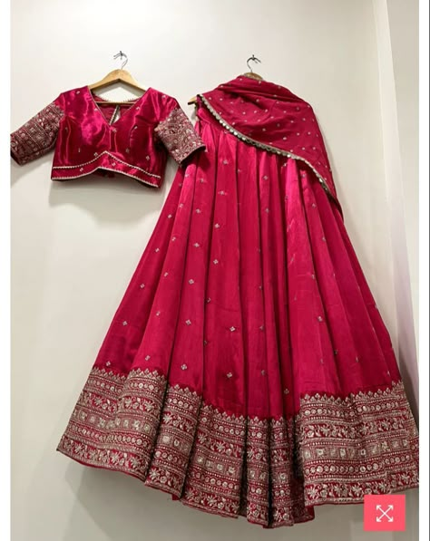 Traditional Three Piece Dress, Traditional Lehanga Ideas, Cream Lehenga Combination, Chaniyacholi Designer For Wedding, Contrast Lehenga Color Combos, Lehenga From Scratch, Sangeet Outfit Sisters, Pink Lehenga Designs, Dark Pink Lehenga