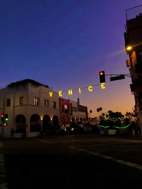 Venice Los Angeles Aesthetic, California Venice Beach, Venice Beach Apartment, Venice California Aesthetic, Los Angeles Venice Beach, California 90s, Venice Beach Florida, Los Angeles Wallpaper, Cali Summer