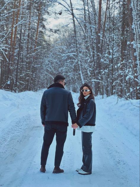 Cold Couple Photoshoot, Cold Weather Couples Photos, Winter Couples Pictures, Couple Snow Aesthetic, Couple Poses Winter, Snow Couples Photoshoot, Winter Aesthetic Couple, Snow Couple Photoshoot, Winter Photoshoot Ideas For Couples