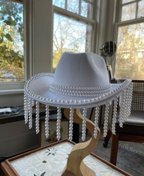 Tassel Cowboy Hat, Pearl Cowgirl Hat, Pearl Cowboy Hat, Cowgirl Hat Decorated, Cowgirl Hats Decorated, Cowgirl Halloween Costumes For Women, Decorated Cowboy Hats Diy, Decorating Cowgirl Hats, Different Accessories