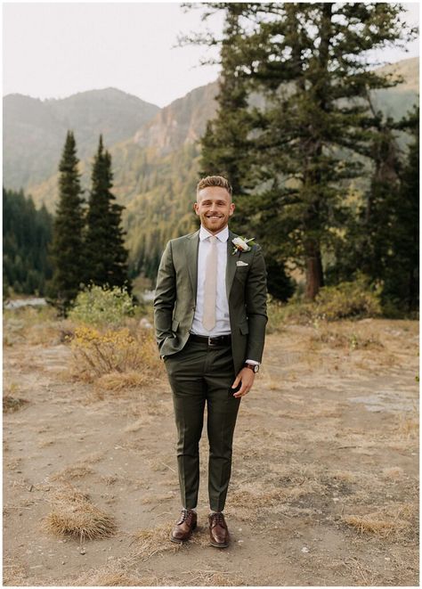 Mountain Wedding Suit Groom Attire, Khaki Groom, Wedding Mens Suits, Veil Simple, Casual Groom Attire, Olive Green Suit, Green Wedding Suit, Grooms Attire, Wedding Groomsmen Attire