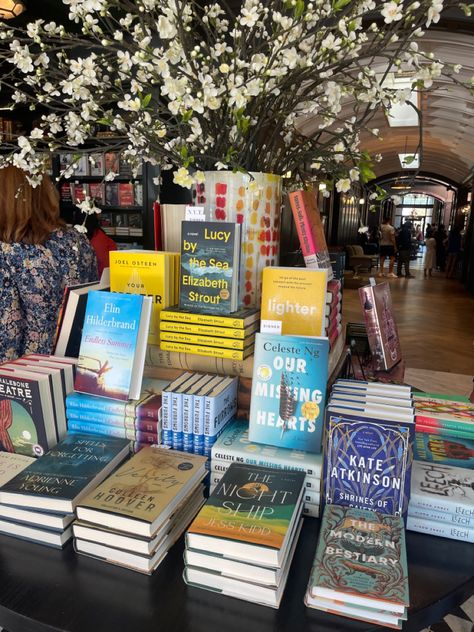 Flower Book Cafe, Bookstore Flower Shop, Flower Coffee Book Shop, Flower And Book Shop, Flower Store Aesthetic, Book Shopping Aesthetic, Book Shop Aesthetic, Aesthetic Book Store, Stores Aesthetic