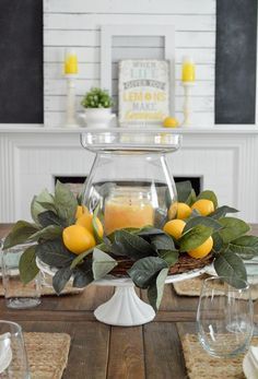 Farmhouse Summer Decor, Lemon Kitchen, Tafel Decor, Farmhouse Side Table, Interior Vintage, Glass Pedestal, Lemon Decor, Simple Summer, Summer Home Decor