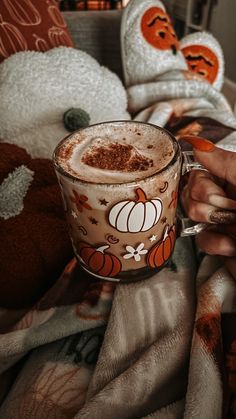 Halloween Mug Aesthetic, Autumn Mug Aesthetic, Fall Mugs Aesthetic, Cute Fall Food, Fall Mug Ideas, Autumn Crystals, Fall Coffee Photography, Fall Morning Coffee, Coffee Fall Aesthetic