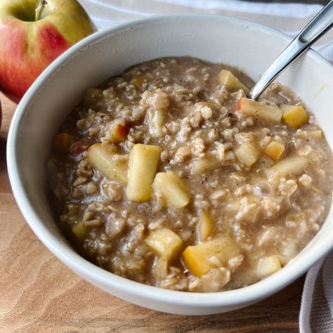 Warm up cold mornings with this wholesome apple cinnamon oatmeal recipe. This homemade oatmeal combines cinnamon, apples, and maple syrup! Stovetop Apple Oatmeal, Homemade Apple Cinnamon Oatmeal, Oatmeal With Apples And Cinnamon, Warm Oatmeal Recipes, Baked Apple Cinnamon Oatmeal, Cinnamon Apple Oatmeal, Baked Apple Oatmeal, Oatmeal Bake, Winter Breakfast