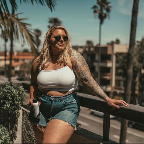 ashlee rose hartley on Instagram: “Glowing for more than one reason today! 🌞 I’m an ambassador and year long partner with fav sunless tanner @sttropeztan! You all have…” Plus Size Art, Sunless Tanner, Art Outfit, Hawaii Outfits, Blogger Photos, Plus Size Beauty, Fashion Face, Curvy Fashion, Body Positivity