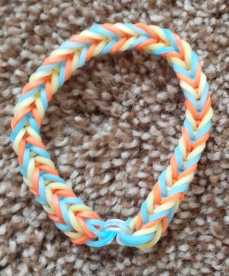 Aesthetic Loom Band Bracelets, Cute Colors For Rubber Band Bracelets, Friendship Bracelets Rainbow Loom, Cute Rainbow Loom Bracelet Ideas, How To Make Rubber Band Bracelets Without Loom, Look Bracelet Ideas Rubber Bands, Loom Band Bracelets Color Ideas, Preppy Loom Band Bracelets, Rainbow Loom Halloween Bracelets