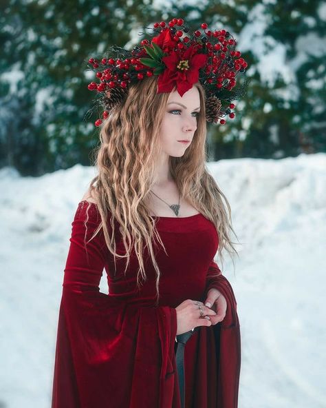 Yule Witch Aesthetic, Winter Solstice Costume, Yule Outfit Pagan, Winter Solstice Photoshoot, Yule Crown, Yuletide Outfit, Yule Photoshoot, Yuletide Aesthetic, Yule Aesthetic Pagan