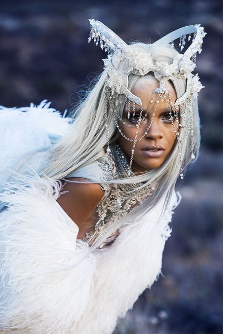 Rihanna Cover, Silver Wigs, Looks Rihanna, Mode Rihanna, Magic Women, Rihanna Style, Saint Michael, Halloween Inspo, Ice Princess