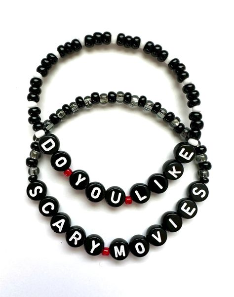 Clay Bead Bracelet Ideas Scream, Scream Bracelet Ideas, Horror Movie Bracelets, Cute Bracelet Making Ideas, Horror Movie Beaded Bracelet, Halloween Horror Nights Bracelets, Movie Bracelet Ideas, Horror Kandi, Hhn Bracelets