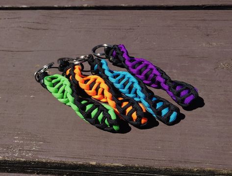 Top Beaded Keyrings & Lanyards Paracord Crafts To Sell, Paracord Designs Pattern, 550 Cord Projects, Snake Knot Paracord, Paracord Designs, Beaded Keyrings, Parachute Cord Crafts, Keychains Macrame, Paracord Weaves