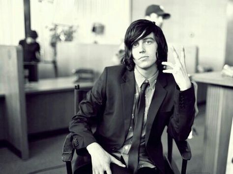 Kellin on the set of "King for a Day" Vic And Kellin King For A Day, King For A Day Pierce The Veil, Pierce The Veil Banner Discord, King For A Day, Kellin Quinn Lip Ring, Kellin Quinn King For A Day, Kellin Quin, Kellin Quinn, Sleeping With Sirens