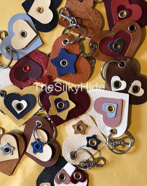 Leather Keyring Diy, Leather Keyrings, Diy En Cuir, Embroidery Purse, Tassel Bag Charm, Leather Jewelry Diy, Leather Heart, Leather Diy Crafts, Heart Keyring