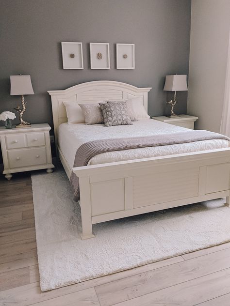 White Bed, White Bedroom Furniture, Trendy Bedroom, Neutral Palette, Bedroom Sets, Decoration Design, Bedroom Makeover, Bed Design, Home Interior