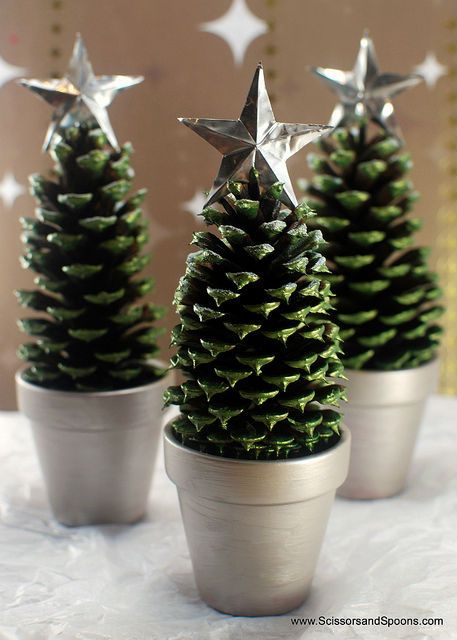 Pine Cone Christmas Trees. Oh, yes, @Sarah Chintomby Chintomby Chintomby McDaniels these are sooo cute! Pinecone Crafts, Pine Cone Christmas Tree, Christmas Crafts For Adults, Cone Christmas Trees, Cones Crafts, Christmas Tree Crafts, Pine Cone Crafts, Small Christmas Trees, Groundhog Day