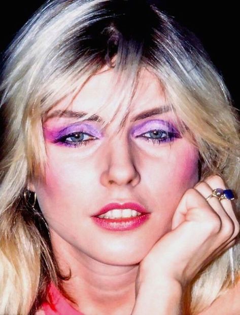 Miley Cyrus Is 2020's Answer To Debbie Harry In The Midnight Sky Video Midnight Sky Miley Cyrus, Debbie Harry 70s, 80's Makeup, Debra Harry, Debby Harry, Chica Punk, Deborah Harry Blondie, Debbie Harry Blondie, Deborah Harry