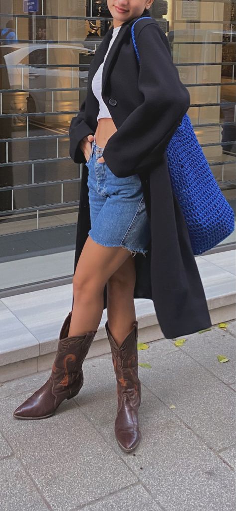 Dark Brown Cowboy Boots Outfit, Short Brown Boots Outfit, Brown Western Boots Outfit, Shorts With Boots, Boots With Shorts, Dark Brown Cowboy Boots, Brown Cowboy Boots Outfit, 90s Style Jeans, Brown Boots Outfit