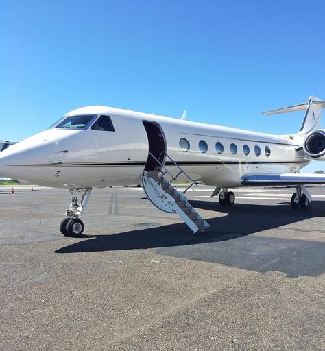 Aviation on Instagram: “Jet lifeeeeee!!! 🤑 Back in my days working on the ramp. Really clean and shiny Gulfstream G550! . . . . . . . #Gulfstream #GulfstreamAero…” Private Jet Photography, G550 Gulfstream, Gulf Stream Jet, My Dark Romeo, Gulfstream G550, Private Jet Plane, Luxury Jets, Luxury Lifestyle Couple, Back In My Day