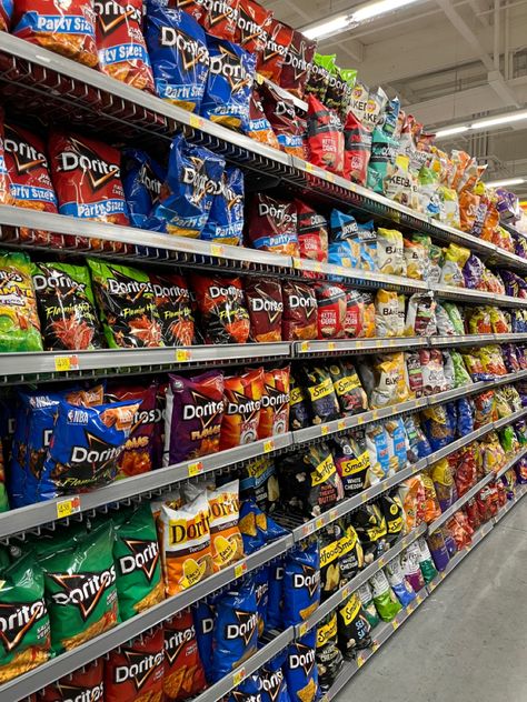 Grocery Stores Aesthetic, Supermarket Aesthetic, Candy Store Display, Retail Store Layout, Super Mercado, Lots Of Food, Grocery Supermarket, Store Snacks, Snack Shop