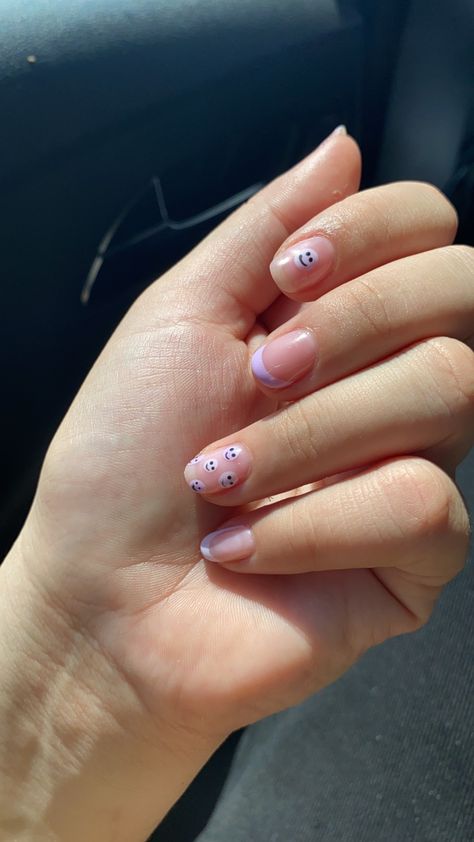 It Uñas Happy Face, Smiley Faces Nails, Smile Face Nails, Happy Face Nails, Smile Nails, Europe Nails, Oval Nails Designs, Red Acrylic Nails, Nails Cute