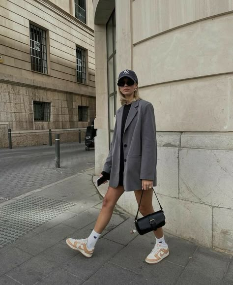 Blazer Sneakers Outfit, Blazer Sneakers, Clothes Street Style, Street Style Outfits Casual, Dunks Outfit, Adrette Outfits, Blazer Street Style, Outfit Street Style, Street Style Fall