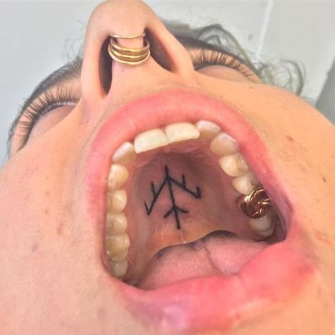 This Tattoo Artist Uses Unconventional Body Parts As His Canvas, Here Are His 23 ‘Secret’ Tattoos On The Roof Of The Mouth|#tattoo #handtattoo #tattoos #tattooartist 534 Mouth Tattoo, Secret Tattoo, Face Tattoos For Women, Country Tattoos, Tattoos Infinity, Men Tattoos, Tattoos Geometric, Weird Tattoos, Wrist Tattoos For Women