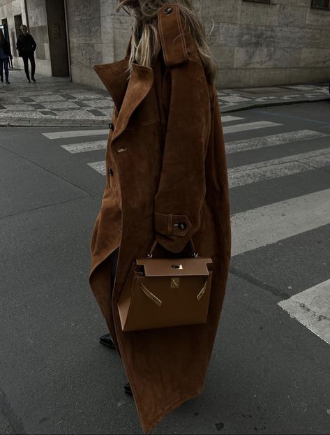 Autumn Outfits, Winter Outfits, Paris Fashion, Haute Couture, Chocolate Brown, Winter Looks, Trench Coats, Brown Suede, Autumn Winter Fashion