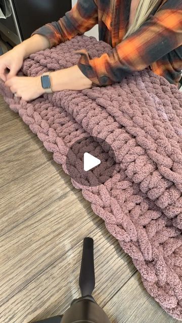 Chunky Knit Blanket Tutorial, Knit Blanket Tutorial, Big Yarn Blanket, Finger Knitting Blankets, Chunky Yarn Crochet Pattern, Chunky Blanket Diy, Diy Finger Knitting, Chunky Blanket Pattern, Chunky Knit Blanket Pattern