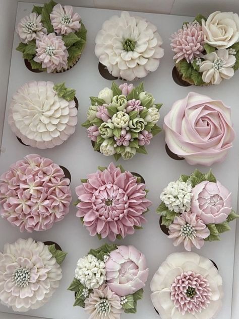 Floral Birthday Cupcakes, Simple Cupcakes, Floral Cupcakes, Cake Inspo, Cupcake Bouquet, Easy Cupcakes, Floral Birthday, Flower Cupcakes, Tomboy Outfits