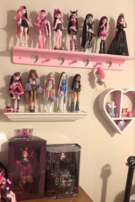 Monster High Doll Storage, Monster High Room Aesthetic, Monster High Dolls Collection, Monster High Display, Draculaura Room, Monster High Room Decor, Monster High Doll Collection, Monster High Bedroom, Monster High Room