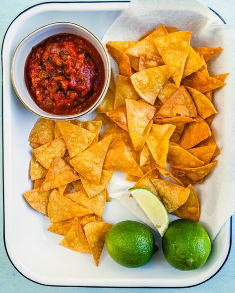 Homemade Tortilla Chips Baked, Low Calorie Tortilla, Fried Tortilla Chips, Tortilla Chip Recipe, Baked Tortilla Chips, Homemade Tortilla, A Couple Cooks, Healthy Chips, Fried Chips