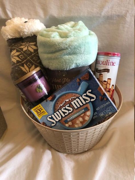 Cozy Night In Gift Basket, Night In Gift Basket, Basket Date, Hot Cocoa Packets, Photo Basket, Movie Basket Gift, Homemade Gift Baskets, Christmas Gift Baskets Diy, Raffle Basket