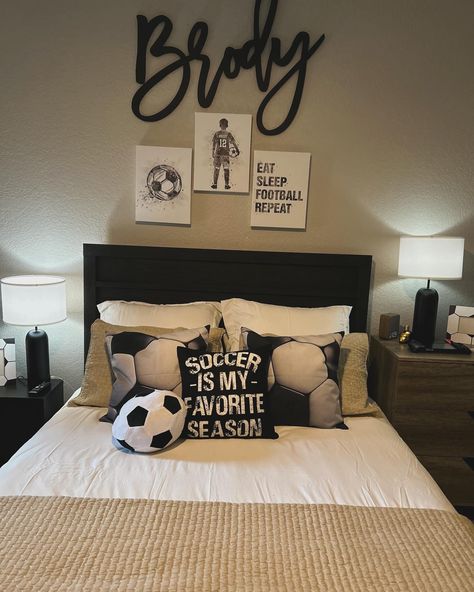 Sporty Room Ideas, Soccer Room Ideas For Girls Bedrooms, Sporty Bedroom Ideas, Boys Soccer Bedroom, Sporty Bedroom, Soccer Themed Bedroom, Soccer Bedroom, Boys Bed, Grown Up Bedroom