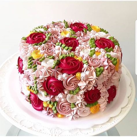 Buttercream cake! Unusual and very beautiful! Cake Cover, Floral Cake, Fancy Cakes, Cake Decorating Tips, Buttercream Cake, Pretty Cakes, Creative Cakes, Cakes And More, Flower Cake