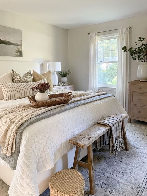 Rustic Bedroom Bench, Classic Modern Rustic Decor, Airy Bedroom Ideas Cozy, Vintage Farmhouse Style Bedroom, European Farmhouse Bedroom Decor, Vintage Master Room, Vintage Farmhouse Bedroom Decor, Rustic Bench Bedroom, Cozy Neutral Bedroom Ideas