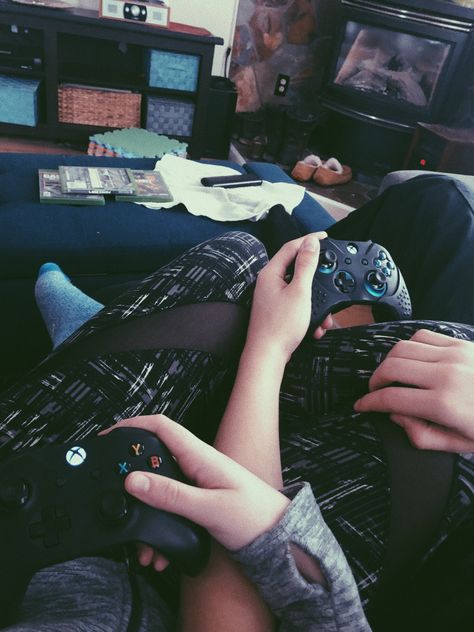 Cute gamer couple Gamer Couple Pictures, Cute Gamer Couple, Gamer Bf Aesthetic, Playing Videogame Aesthetic, Fortnite Couple, Nerdy Couple, Games Couple, Feeling Single, Gamer Girlfriend