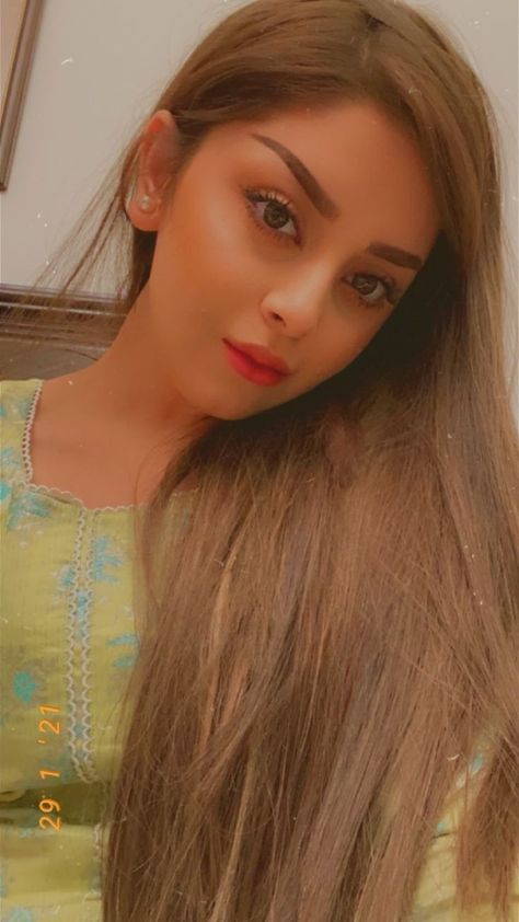 Alizay Shah Pics, Alizay Shah, Alizeh Shah, Pakistani People, Yellow Hair, Face Images, Crop Top Outfits, Pakistani Actress, Girl Face