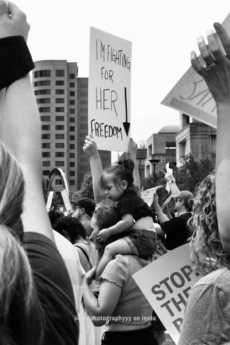 Women Rights Ideas, Feminist Protest Signs, Womens Rights Protest, Feminist Photography, Pride Protest, Freedom Protest, Feminism Protest, Women Protesting, Womens Protest