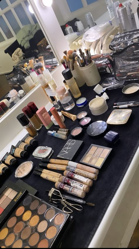 Backstage Makeup Room, Mua Room, Make Up Artist Aesthetic, Mua Aesthetic, Makeup Artist Aesthetic, Makeup Artist Career, Makeup Artist Working, Makeup Studio Ideas, Makeup Palette Collection