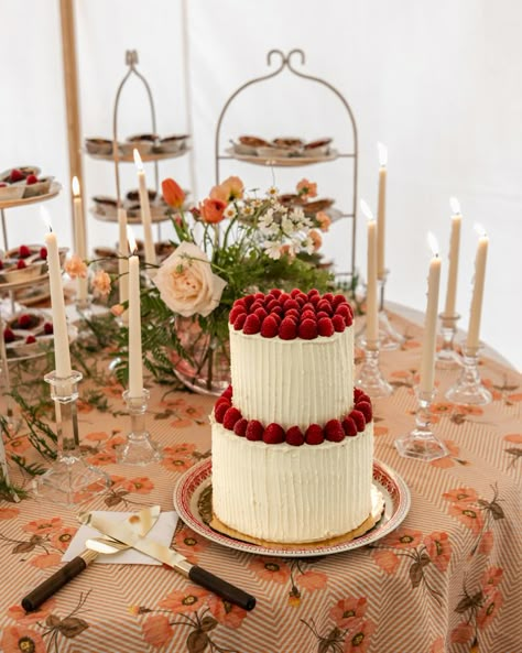 Wedding Cake Garden Party, Wedding Cake With Strawberries, Nutella Birthday Cake, Strawberry Wedding Cakes, Wes Anderson Wedding, Garden Party Cakes, Mexican Wedding Cake, 2 Tier Wedding Cakes, Wedding Strawberries