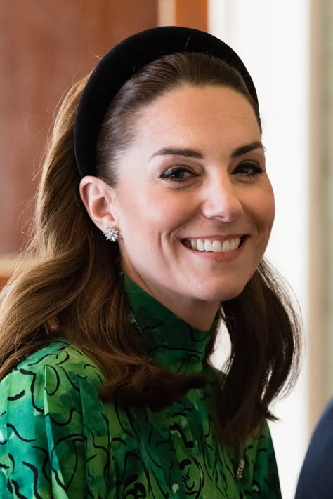 9 of the Duchess of Cambridge's Most Stylish Headband Moments Prince William Hair, Vestidos Kate Middleton, Moda Kate Middleton, Principe William Y Kate, Düşes Kate, Looks Kate Middleton, Kate Middleton Hair, Prins William, Kate Middleton Dress