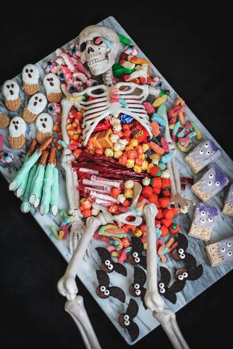 Halloween Skeleton Tablescape, Skeleton Dessert Table, Skeleton Candy Board, Skeleton Food Platter, Halloween Trick Or Treat Table Ideas, Halloween Table Scape Ideas, Skeleton Platter, Halloween Grazing Table, Halloween Desserts Scary