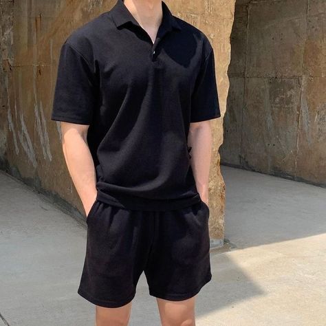 Muscular Men Casual Outfit, Streetwear Korean Men, Aesthetic Polo Outfits Men, Boys Casual Outfits Summer, All Black Outfit Men Summer, Men Outfit With Shorts, Men’s Polo Casual Outfits, Outfit With Shorts Men, Minimalistic Mens Fashion