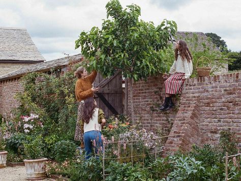 In the Cotswolds with Miranda Brooks – DÔEN Miranda Brooks, Amanda Brooks, Agricultural Buildings, Wildflower Bouquet, Pre Fall Collection, She Girl, The Cotswolds, Fair Isle Knitting, English Countryside