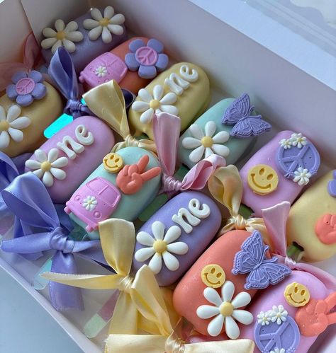 Groovy 🌼NE birthday cakesicles 💛 | Instagram Groovy Party Treats, Birthday Cakesicles Ideas, Groovy Cakesicles, Birthday Cake Pops Ideas, Bluey Cakesicles, Bear Cakesicles, Cakecicles Ideas, Chocolate Covered Treats Ideas, Candy Business Ideas