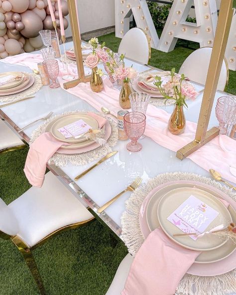 Table Set Up Aesthetic, Pink Party Tables, Birthday Dinner Ideas, Baby Shower Table Set Up, Easter Dinner Party, Picnic Party Decorations, Pink Table Settings, Theme Bapteme, Sweet Sixteen Birthday Party Ideas