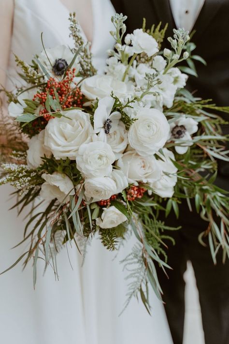 White Green And Red Bouquet, Wedding Bouquets December, December Wedding Flowers, Winter Wedding Flower Arrangements, Winter Wedding Flowers Bouquets, Vogue Green, Vogue Flowers, Christmas Wedding Bouquets, Winter Gala