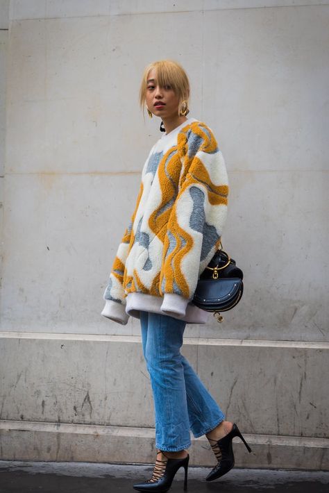 Margaret Zhang with a Chloe bag.              Image Source: STYLE DU MONDE Margaret Zhang, Street Style Photography, New Street Style, Fashion Street Style, Paris Fashion Week Street Style, Street Style Trends, Street Fashion Photography, Style Photography, Famous Fashion